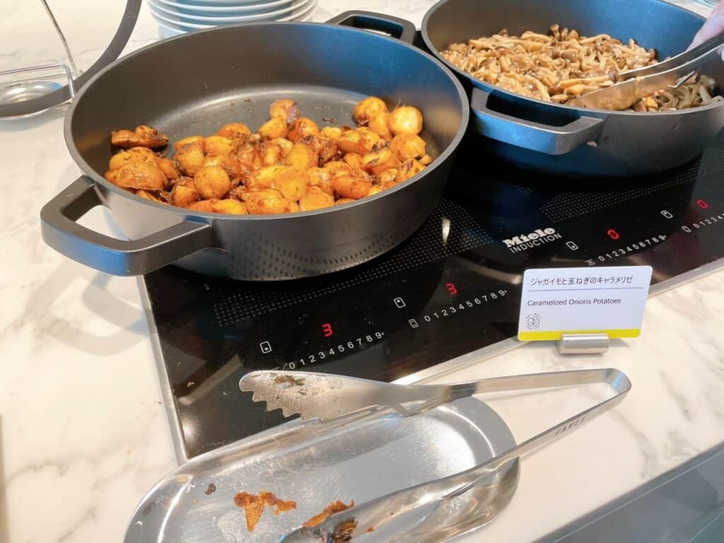 じゃがいもと玉ねぎのキャラメリゼと舞茸のバター炒め