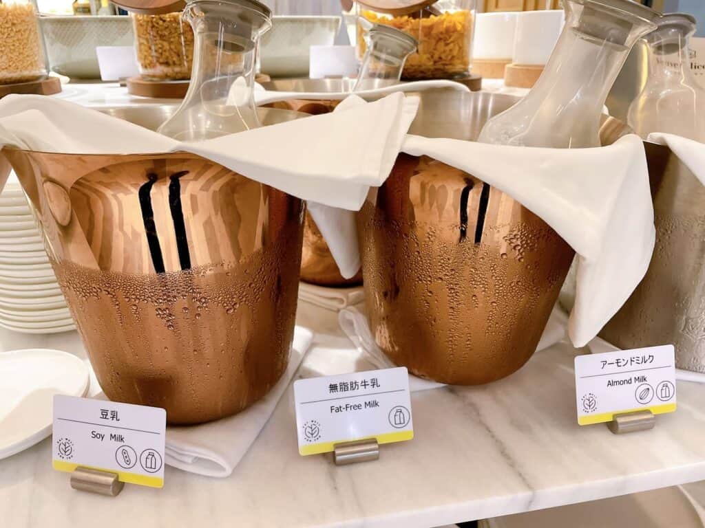 豆乳、牛乳、アーモンドミルク