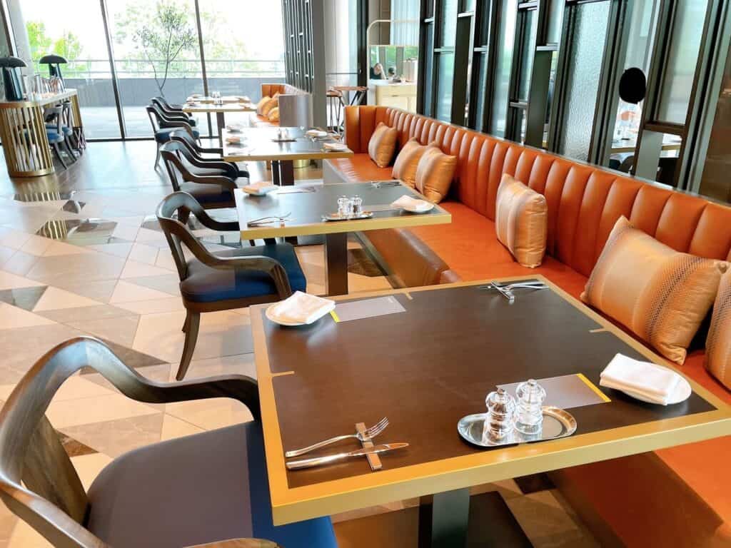 レストランに置かれているテーブル席