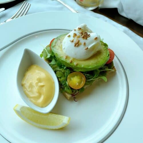 ペニンシュラ東京でいただいたアボカドトースト