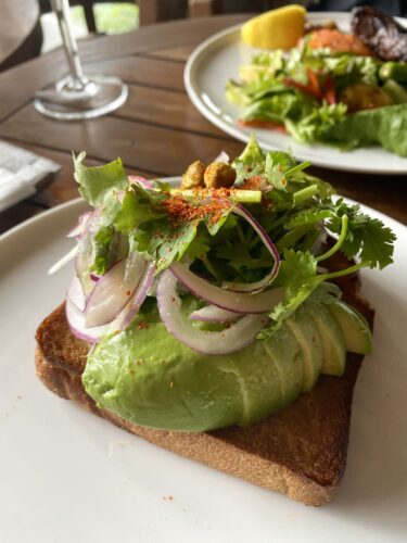 青山グランドホテルでいただいたアボカドトースト