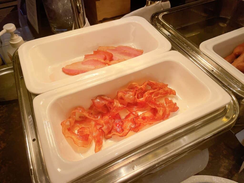 厚切りベーコンとカリカリベーコン