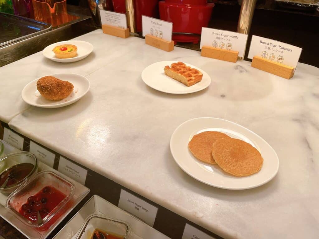 パンケーキやカレーパンなど