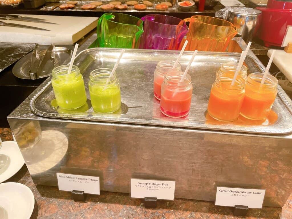 南国の野菜や果物をふんだんに使ったスムージー