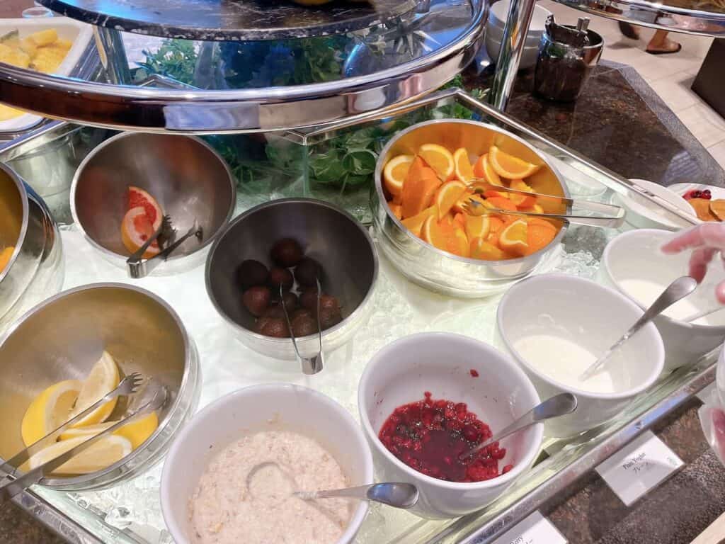 オレンジやライチなどのフルーツ