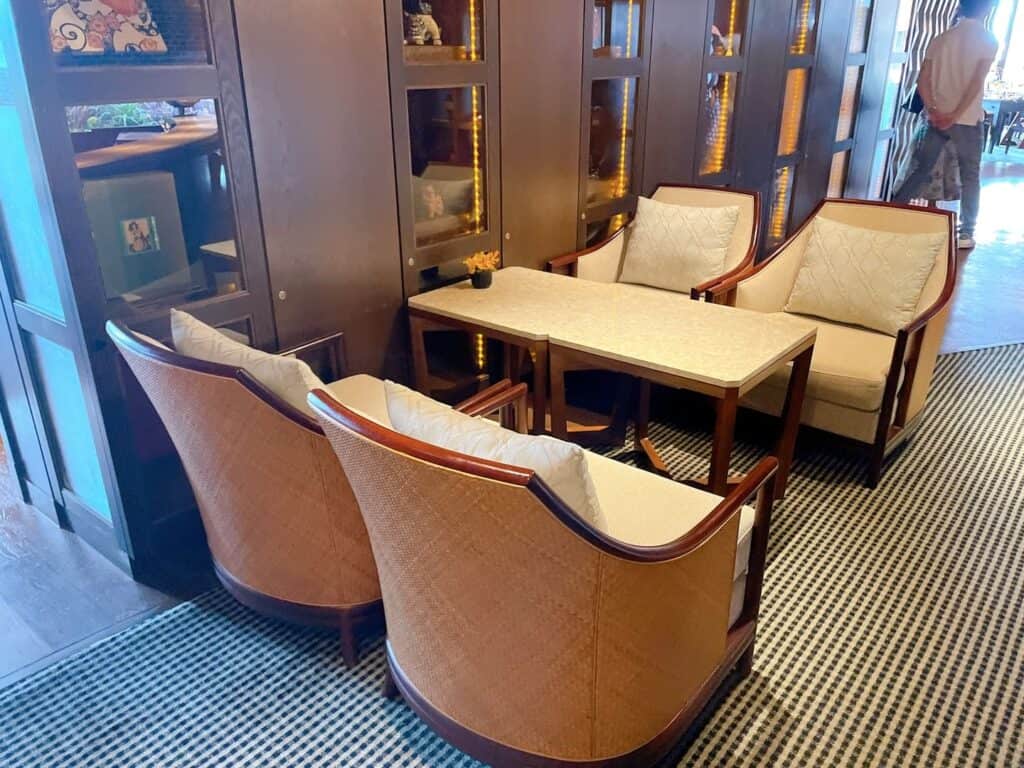クラブラウンジのテーブル席