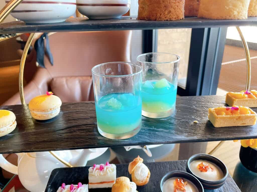 バナナマカロン、マンゴータルト、沖縄の美ら海をモチーフに作ったライチとグレープフルーツのゼリー