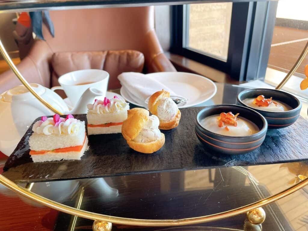 サーモンのサンドウィッチ、シュー、桜えび×カリフラワームース