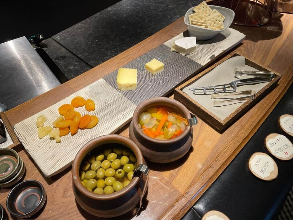 クラッカー、チーズ、ドライフルーツ、ピクルス、オリーブ