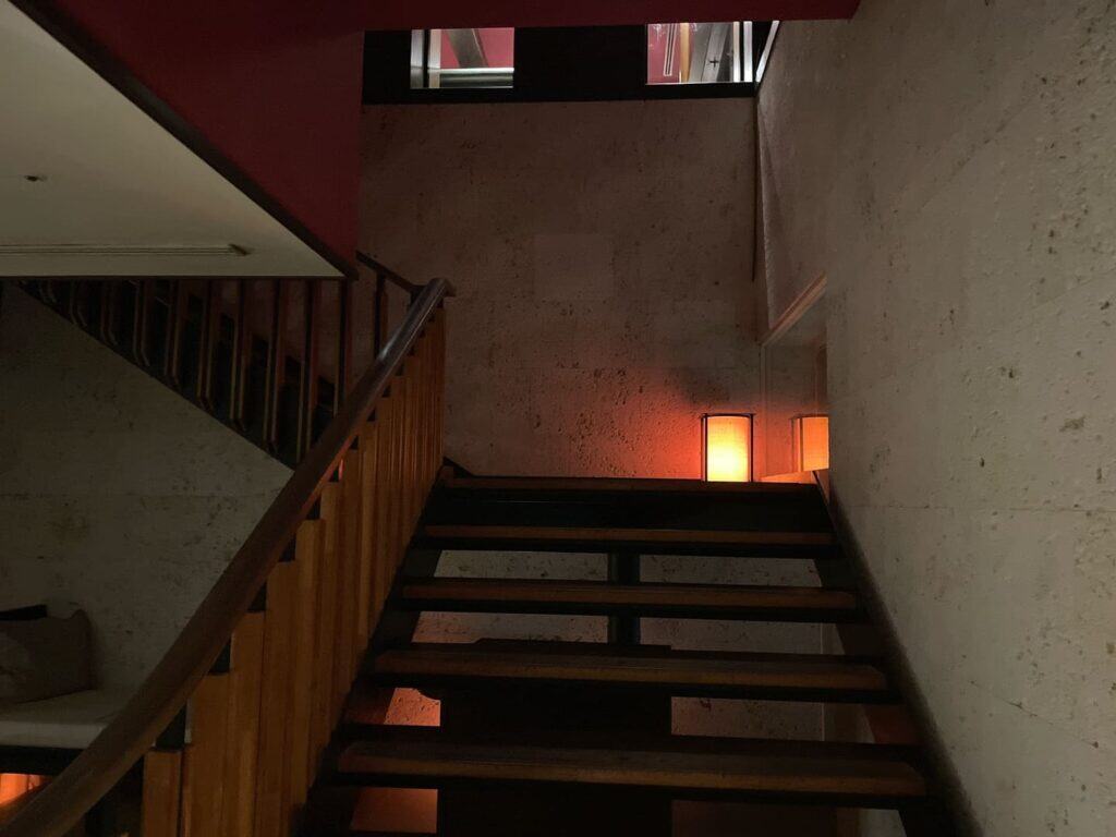 クラブラウンジへつながる階段