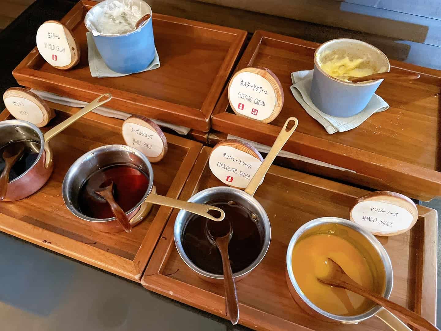 チョコレートソースやメープルシロップ