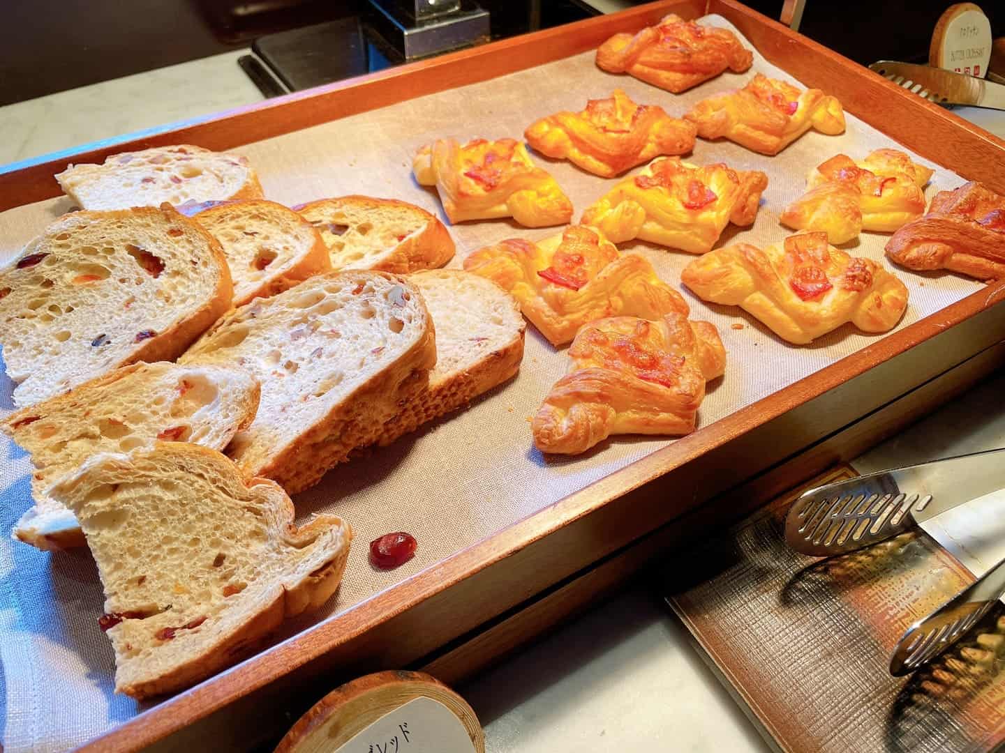 レーズンブレッドにソーセージパン