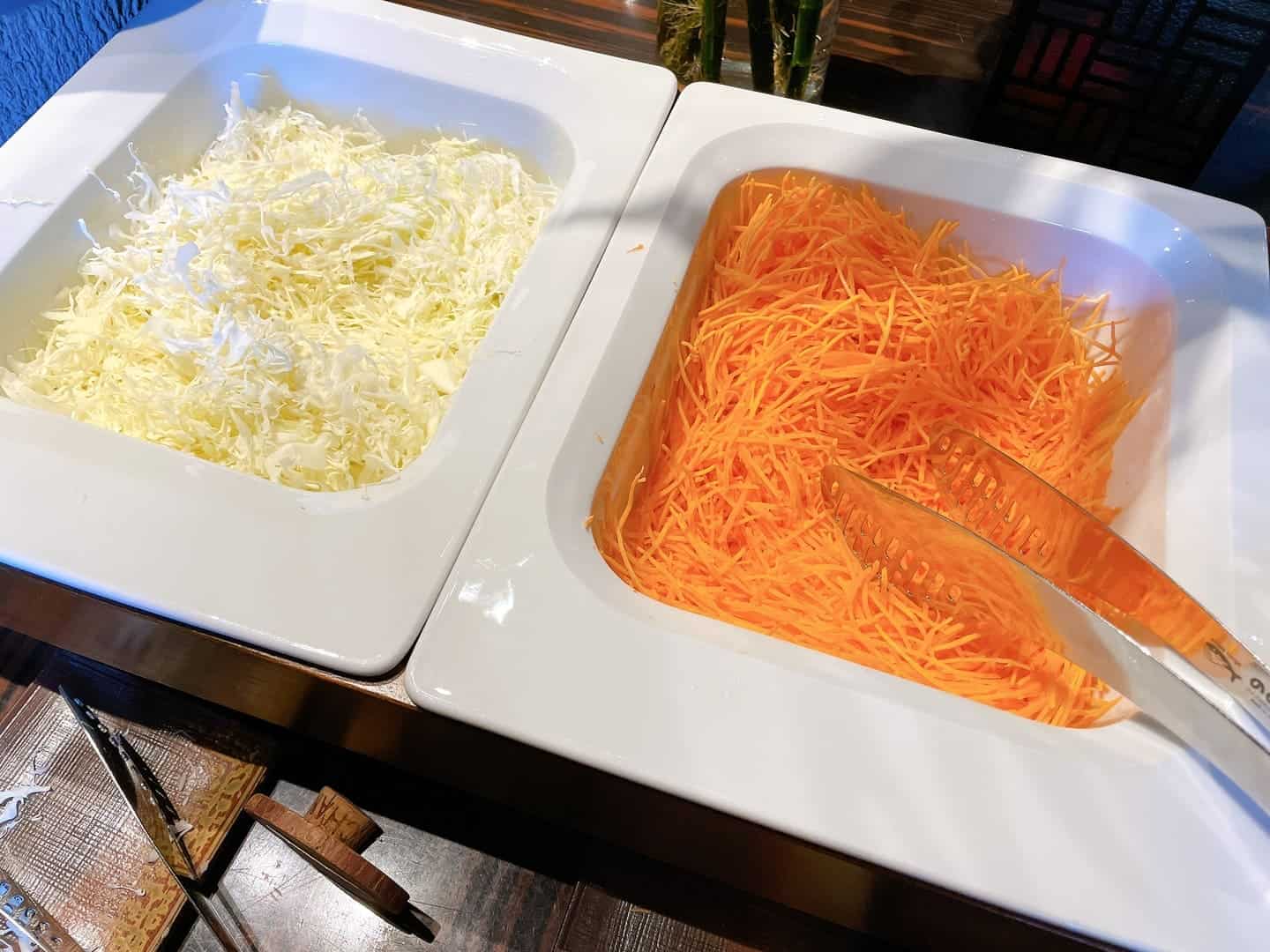 千切りのキャベツに細切りのにんじん
