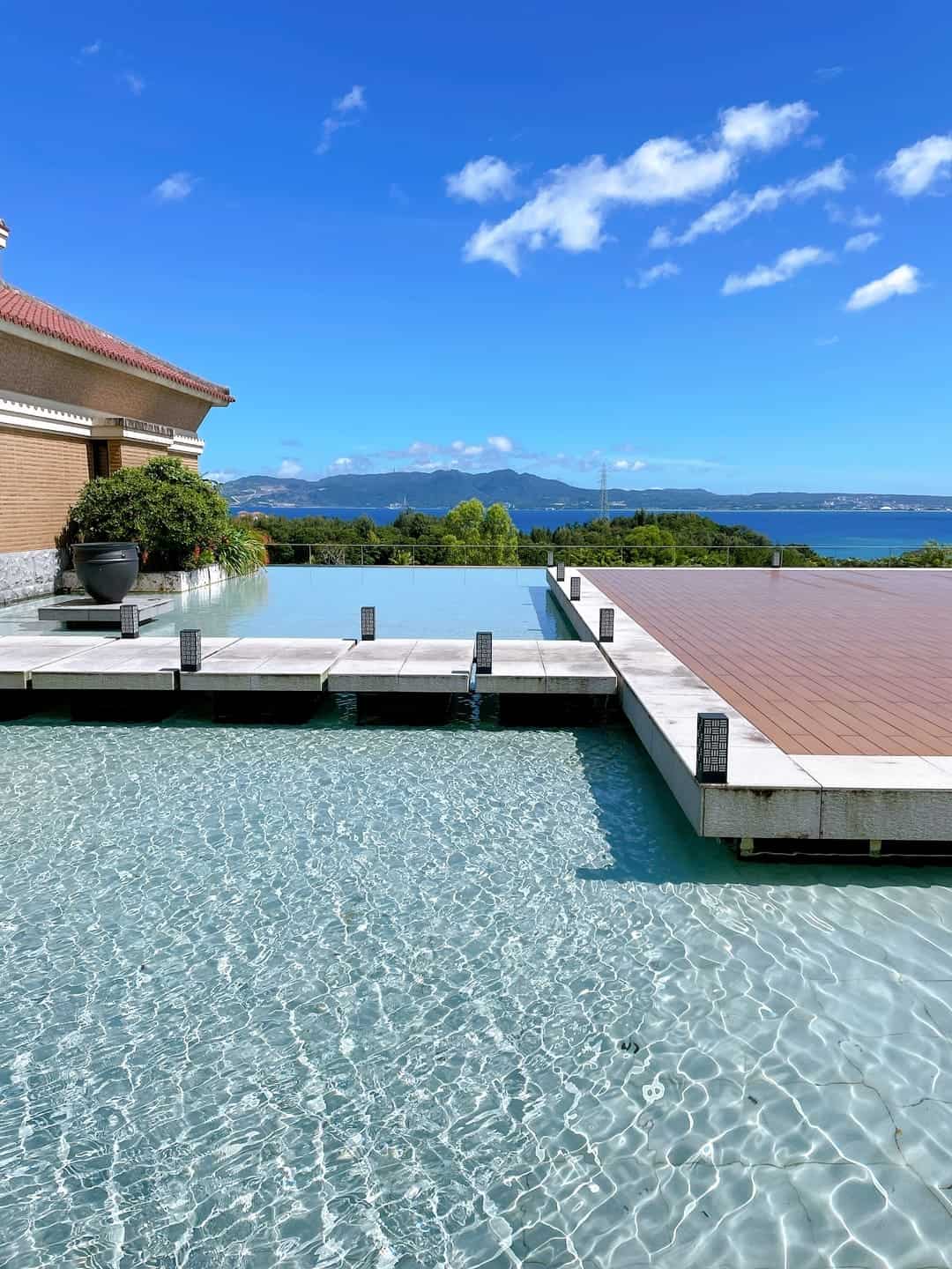 テーブル席から眺められる名護湾の景色