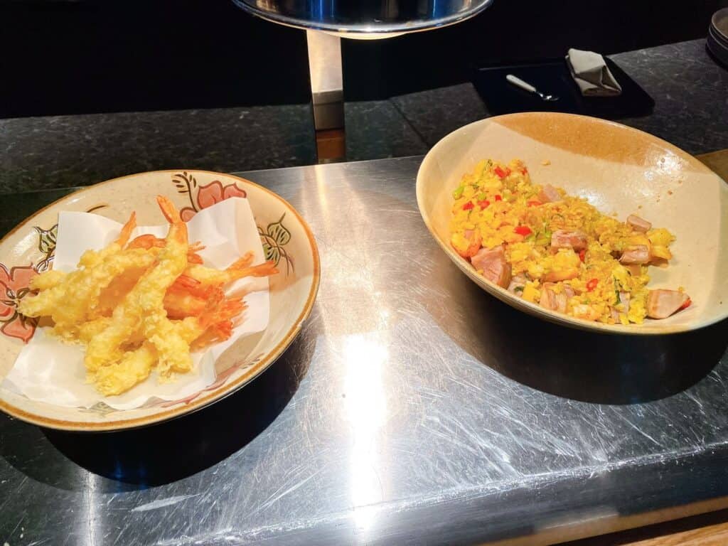 えびの天ぷらとカレー風味のチキンライス