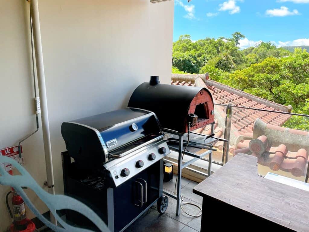 クラブラウンジ内のベランダに置かれていた石窯とバーベキュー台