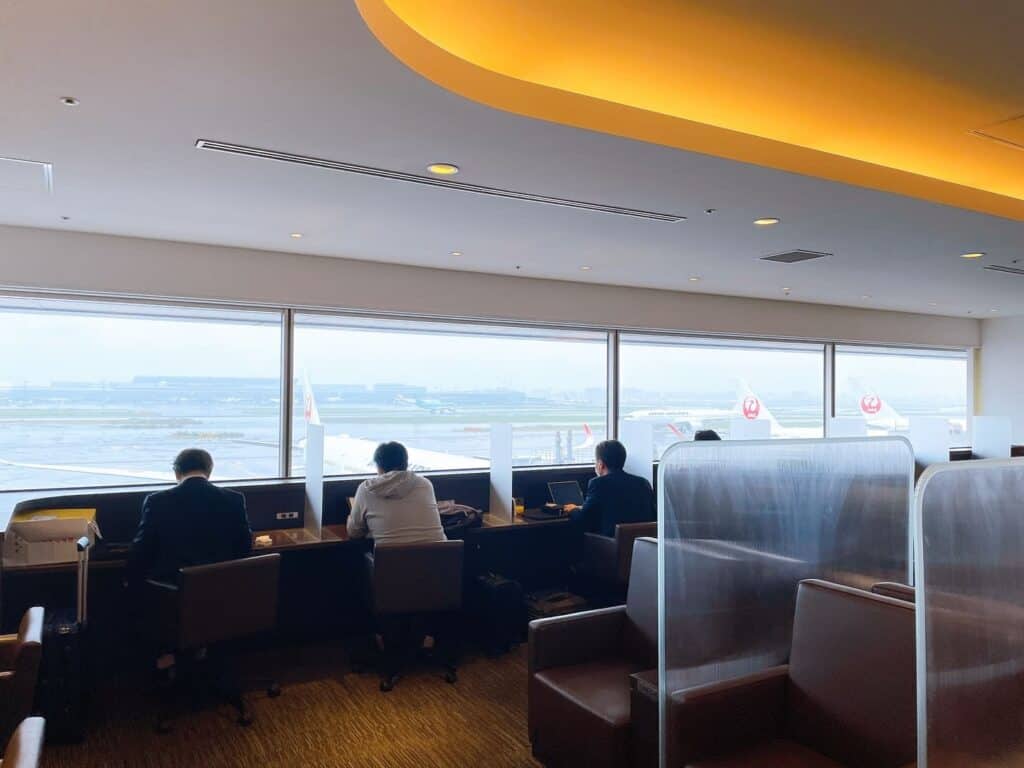 窓側のカウンター席