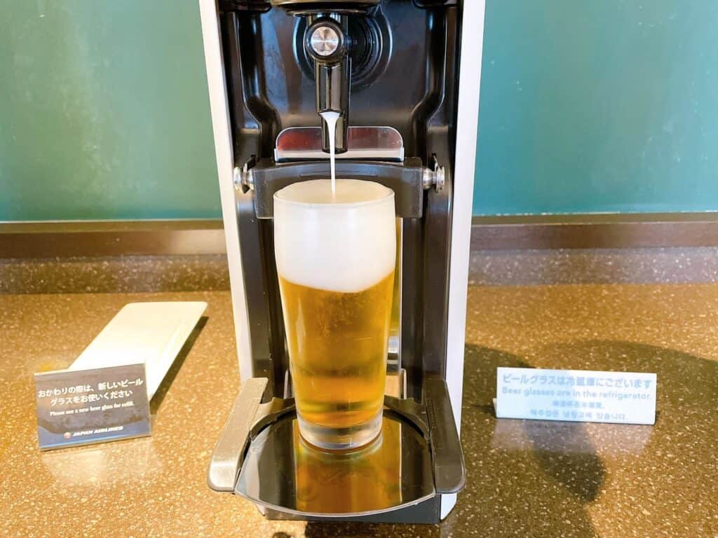 生ビールを注いでいてる様子