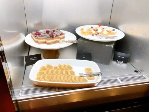 チョコレートケーキ、タルト、クッキーなどのデザート