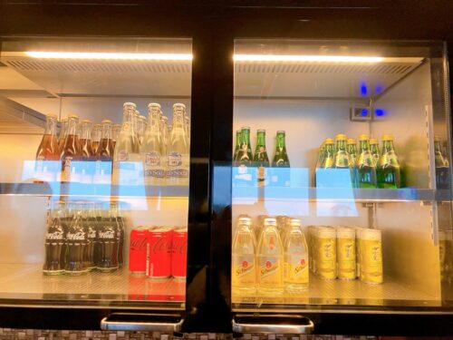 冷蔵庫の中にあるソフトドリンク類