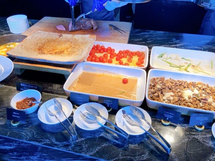 シェフの方がその場で切ってくれるルースとビーフ