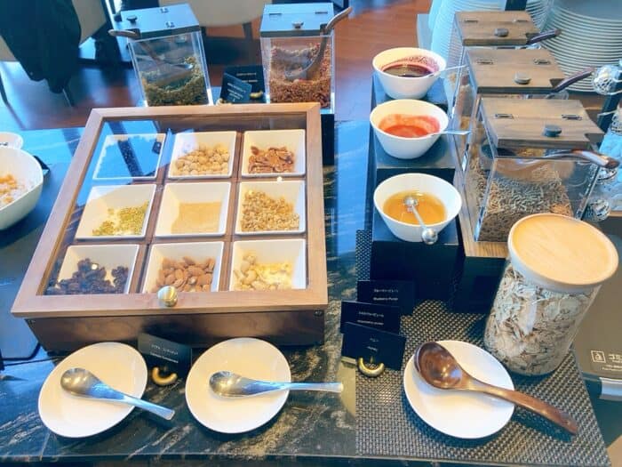 ナッツコーナーとシリアル