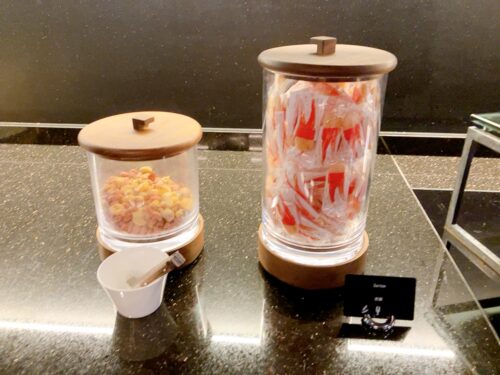 ビスケットやナッツ