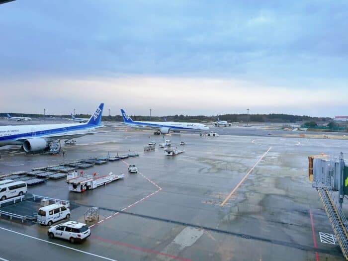 窓越しから楽しめる滑走路の様子