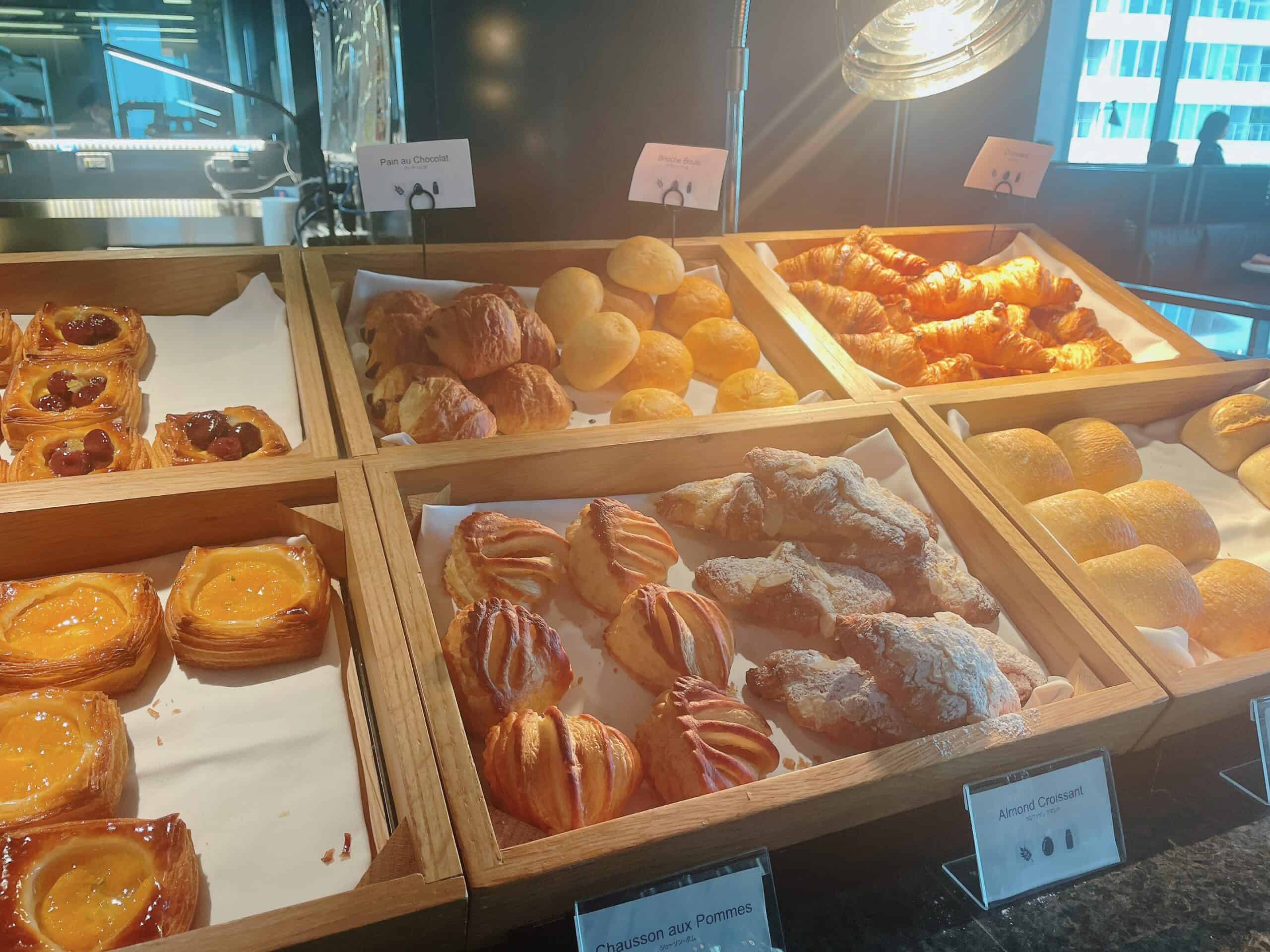 自家製のデニッシュ系のパン