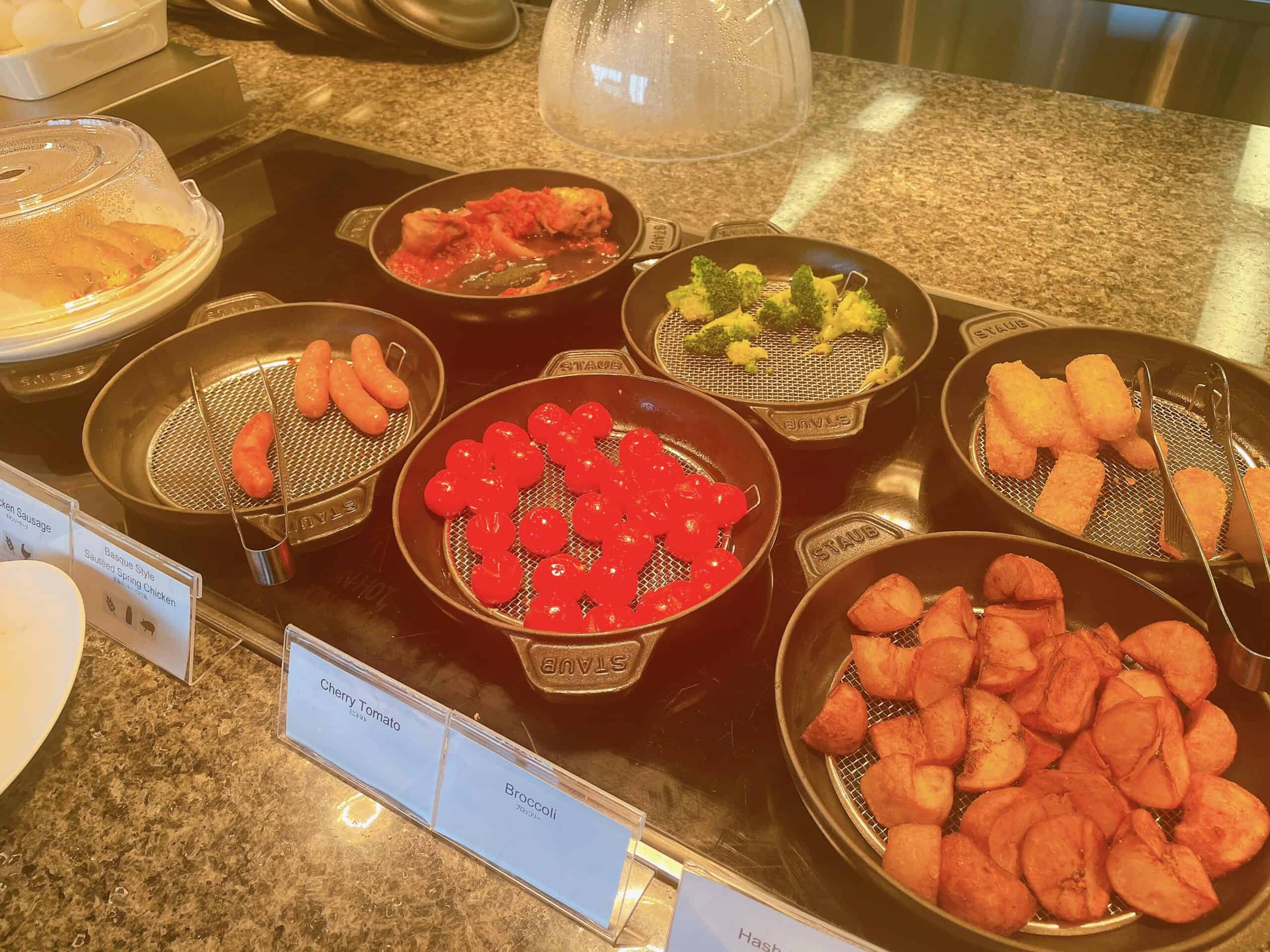 骨付きチキンのトマト煮込み、グリルトマト