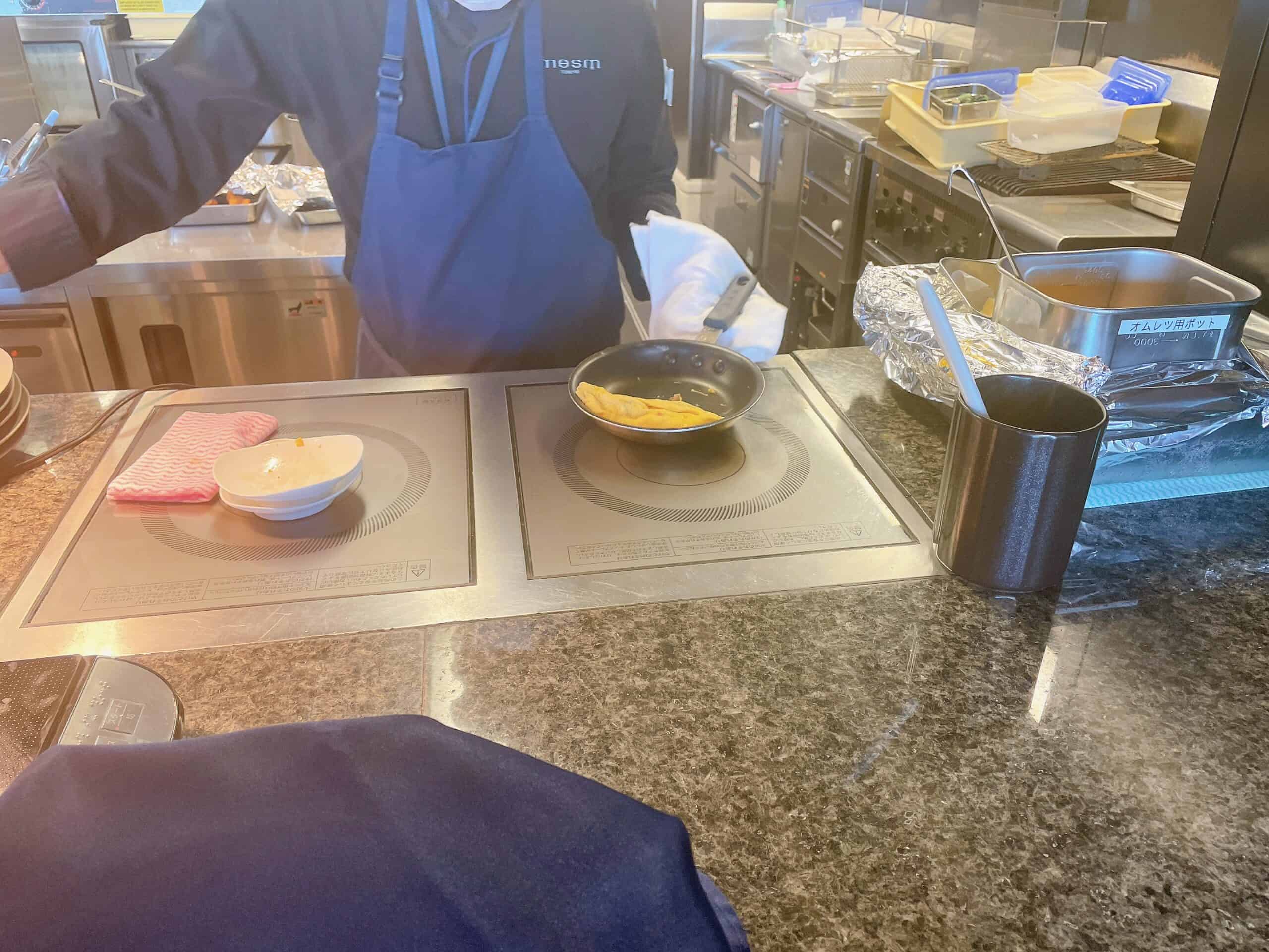 オムレツが作られている様子