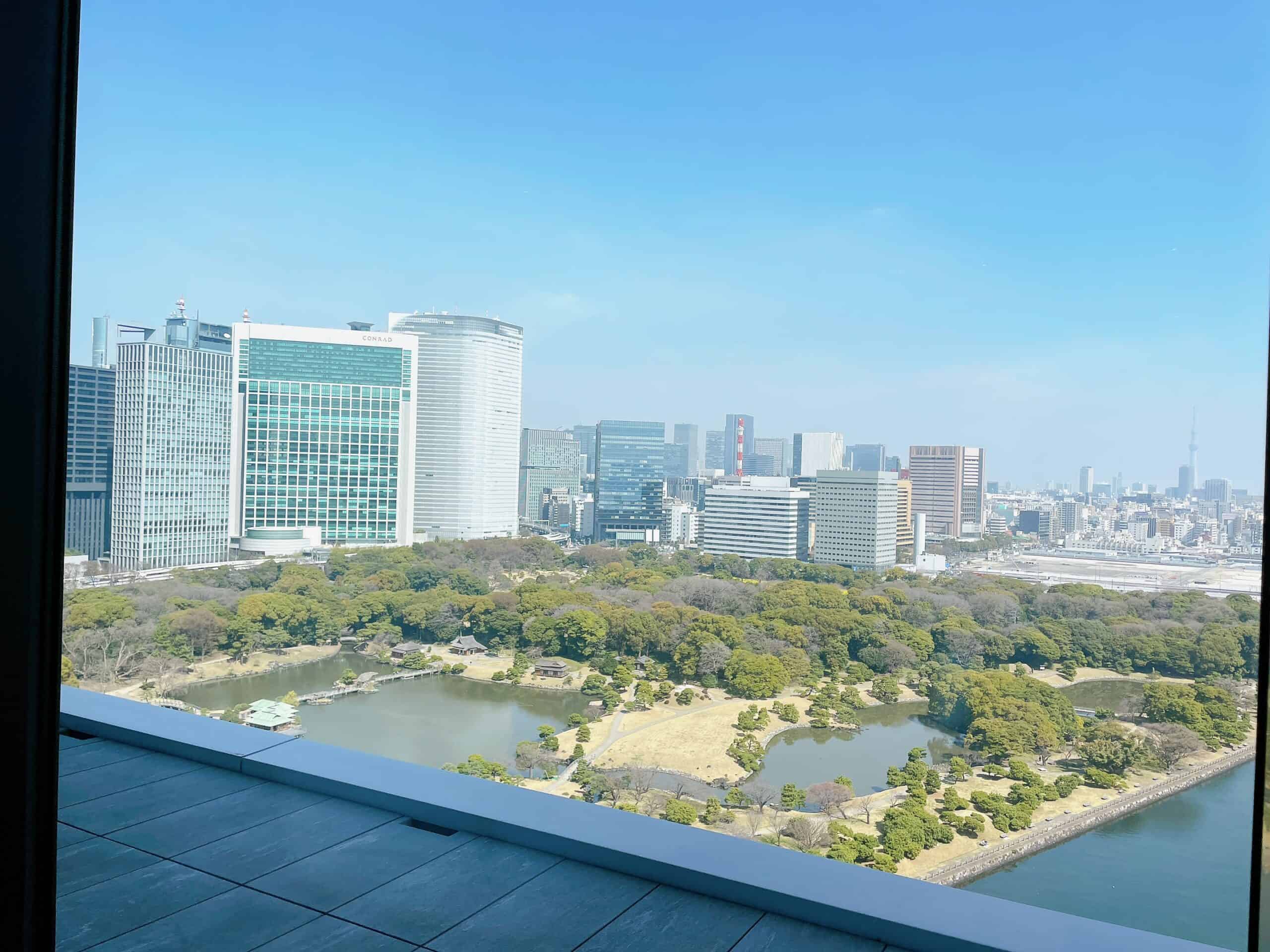 浜離宮庭園と汐留方面の東京らしいシティビュー
