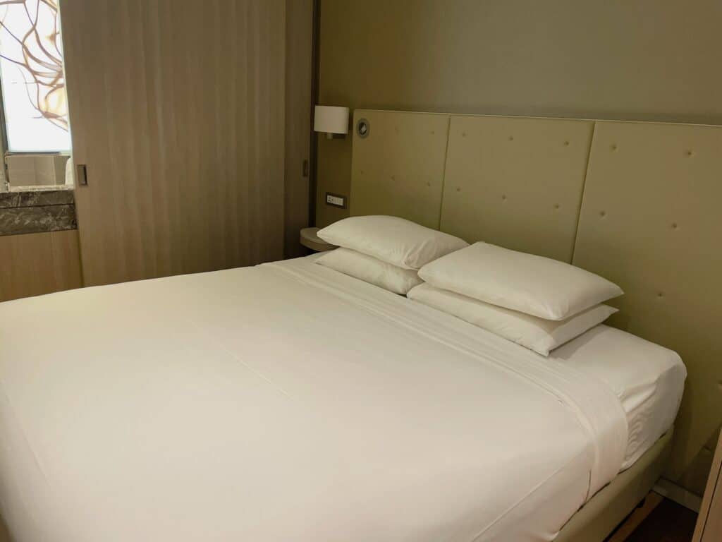 別角度から撮影したデラックスルームの客室