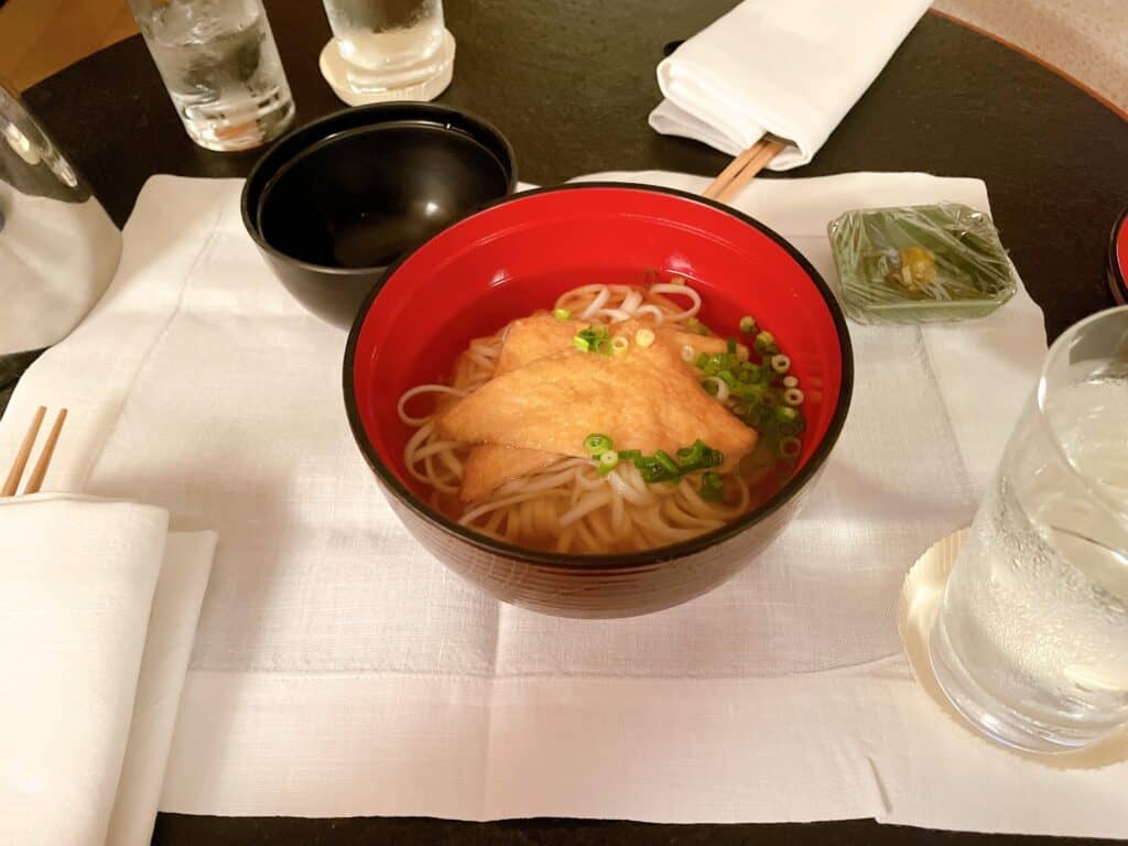 インルームダイニングのきつねうどん