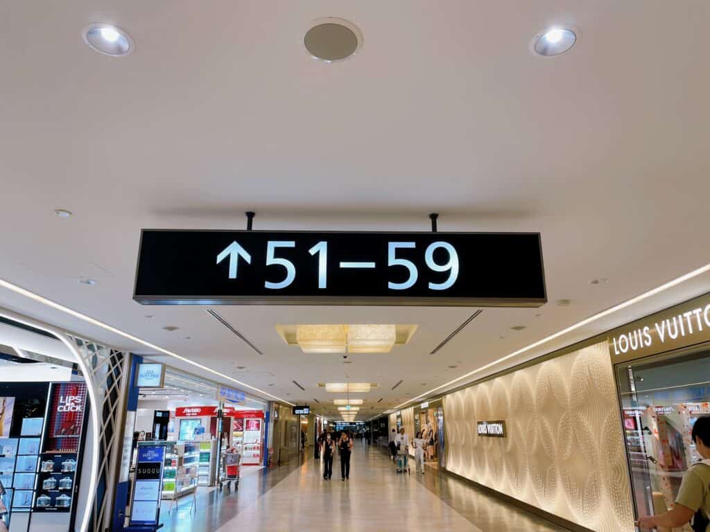 51番ゲートへの看板