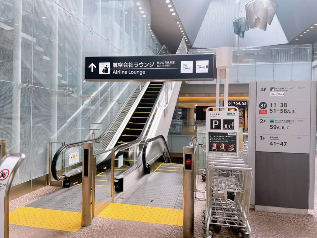 51番ゲート付近のANAラウンジ前にあるエスカレーター