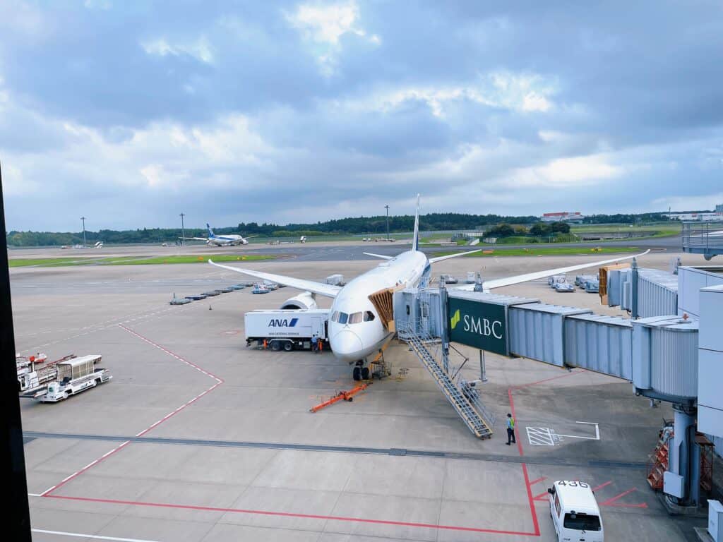 窓越しから眺めるANAの飛行機