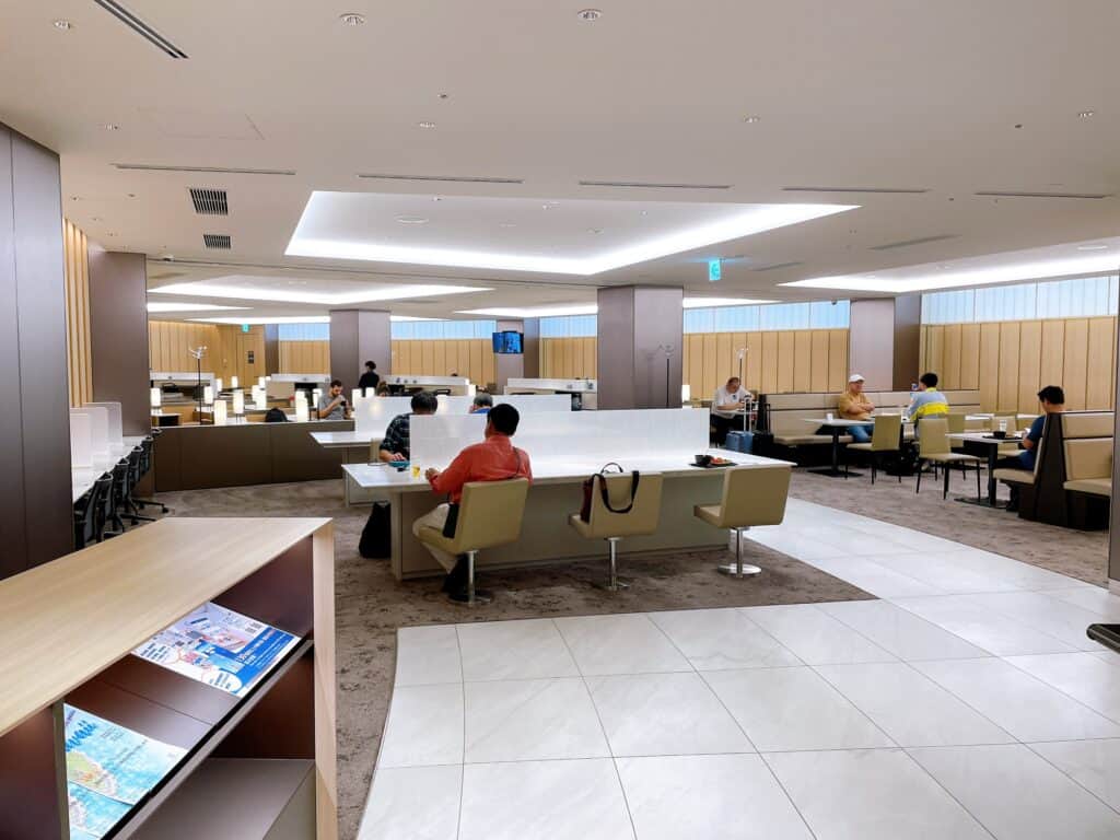 21番ゲート付近のANAラウンジ