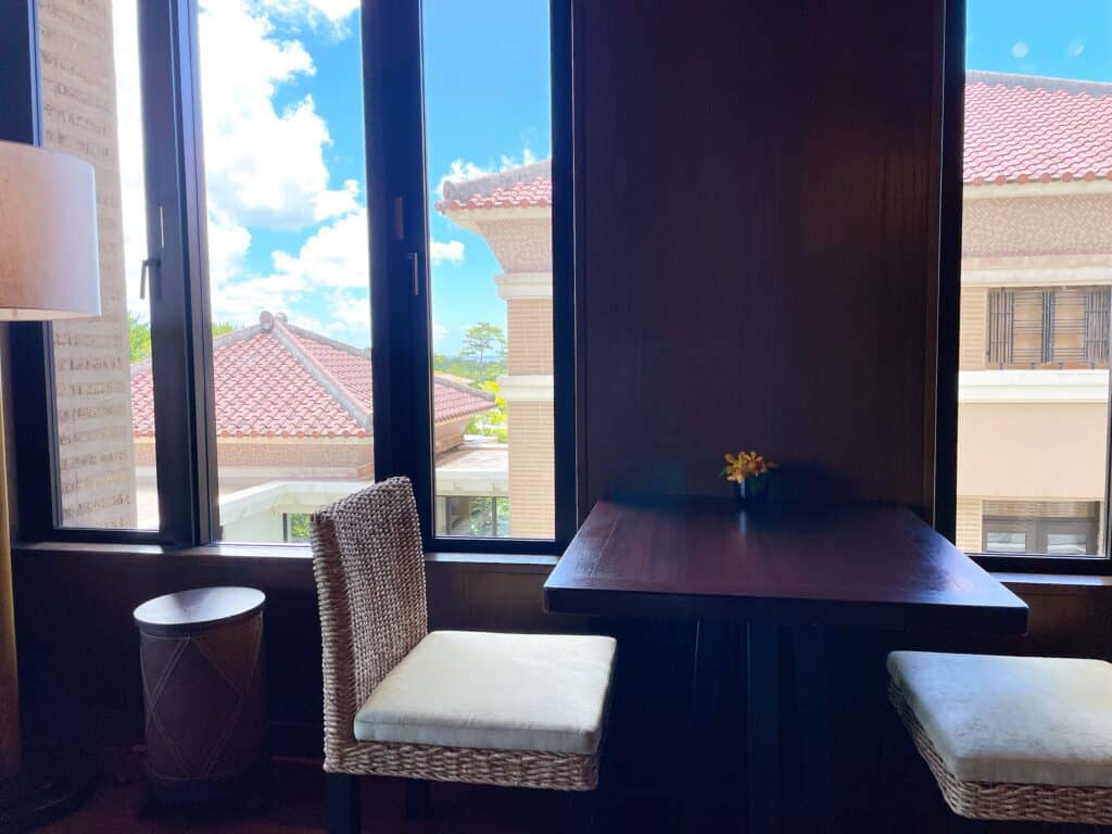 クラブラウンジ内のテーブル