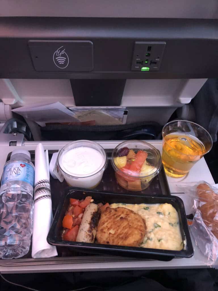 カタール航空のスクランブルエッグにハッシュドポテトの機内食