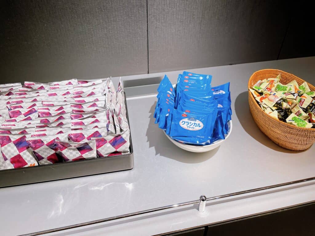 おつまみミックス、クラッカー、あめ