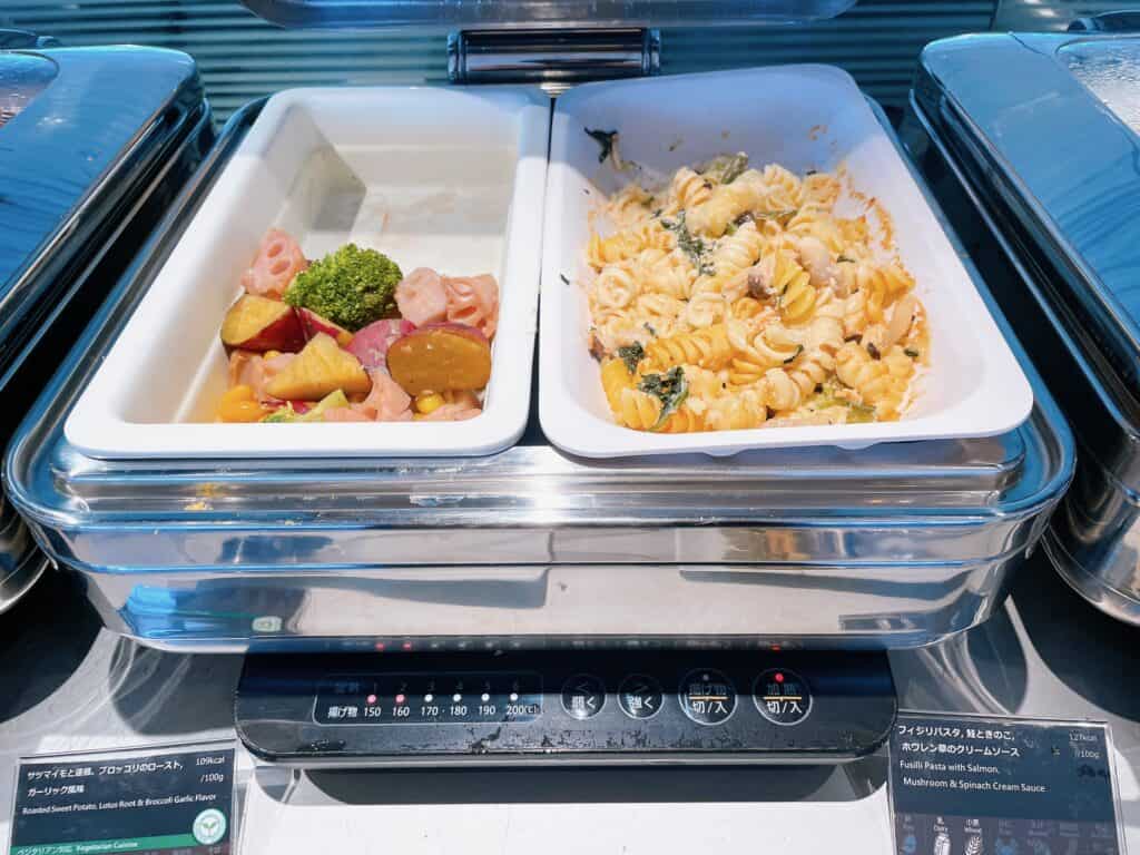 サツマイモとレンコン、ブロッコリーのロースト、ガーリック風味と鮭ときのこのクリームパスタ