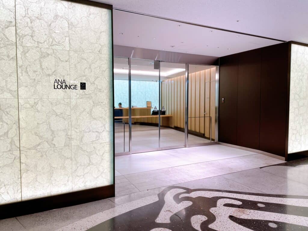 21番ゲート付近のラウンジ入り口