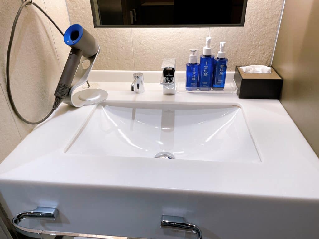 21番ゲート付近のラウンジのシャワールームにある洗面台
