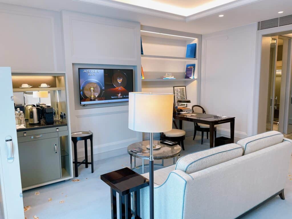 ベッド側から見たお部屋全体