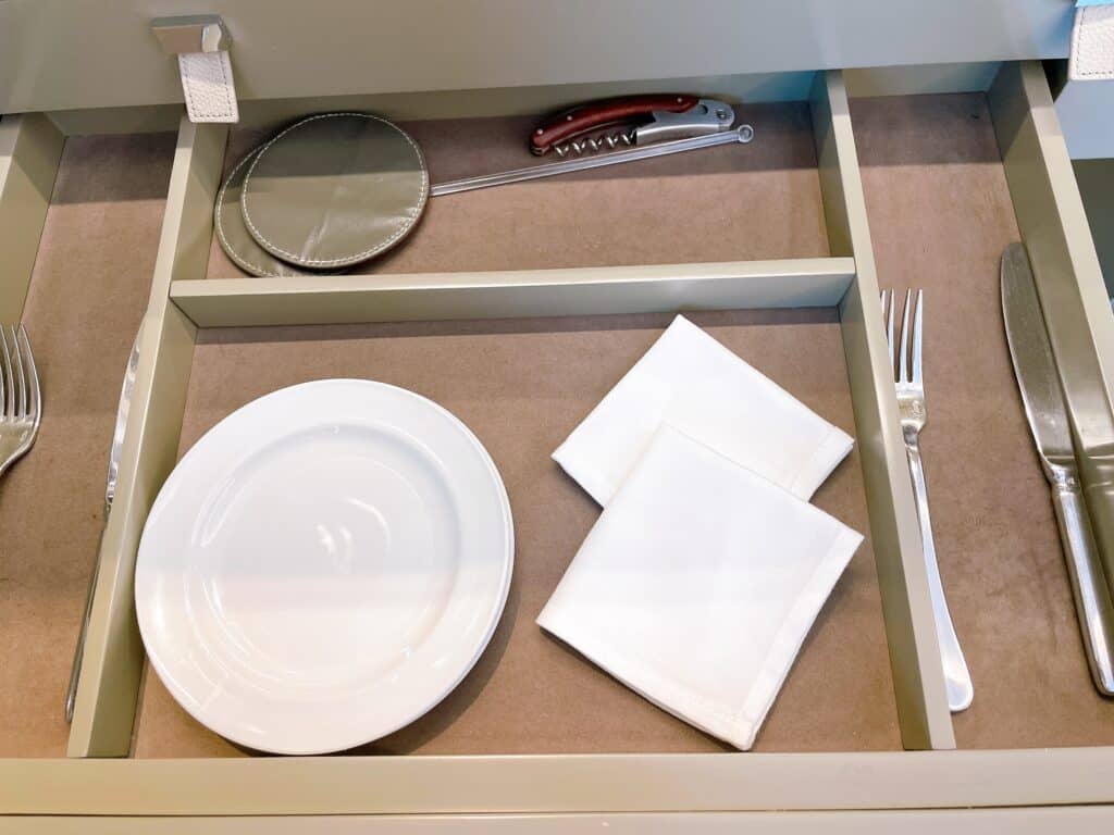 お皿やワインのコルク栓