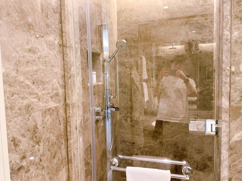 シャワールーム