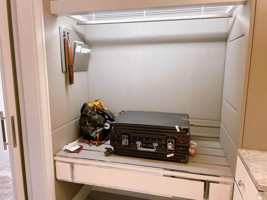 キャリーケース収納エリア