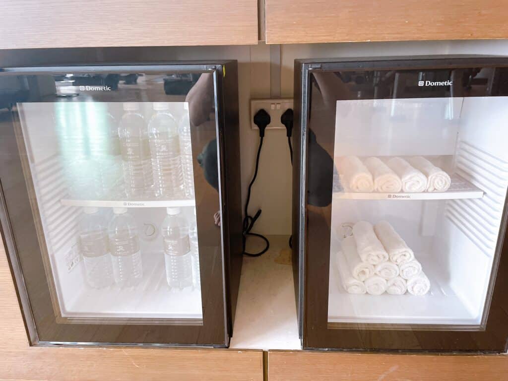 ミネラルウォーターとおしぼり