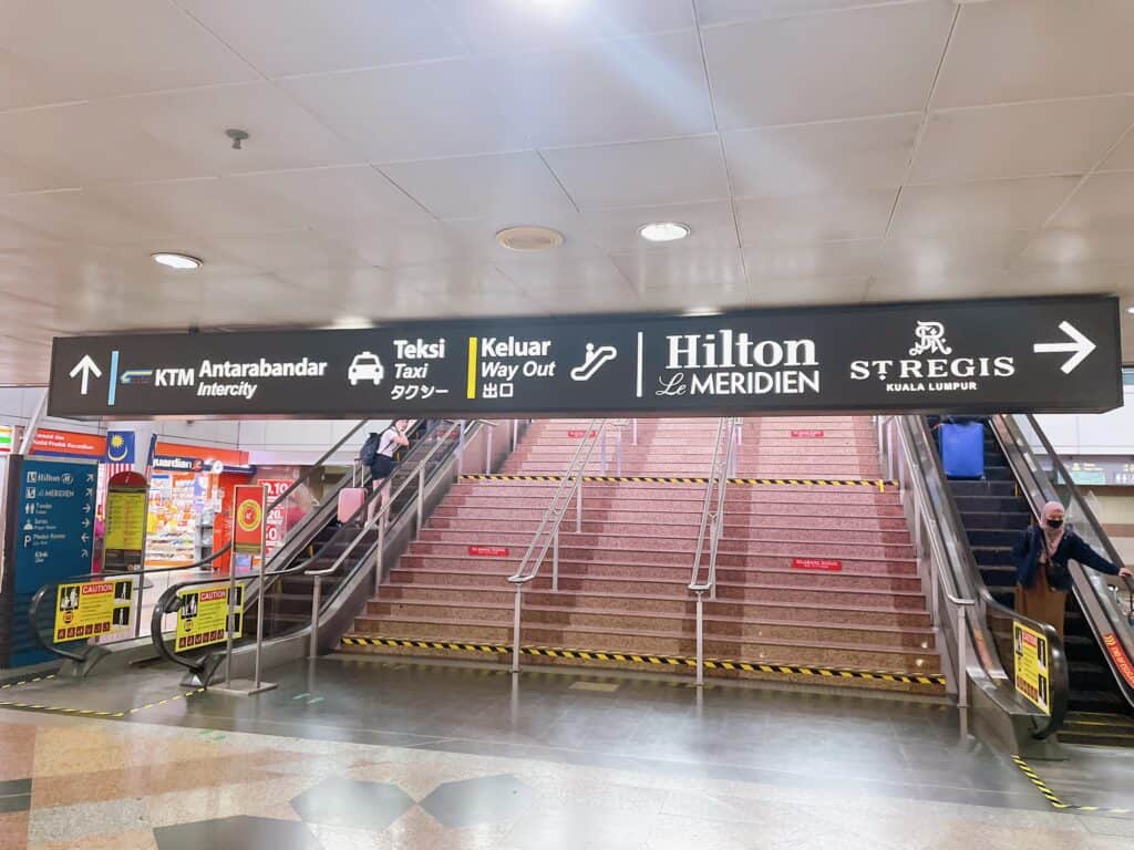 KLCENTRAL駅の天井